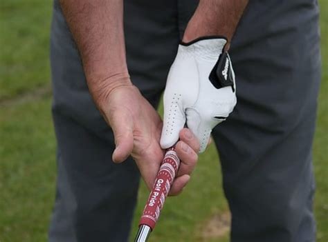 golf glove on which hand Do you believe that the choice of golf glove can significantly impact a golfer's performance?